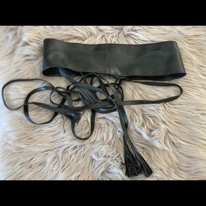 Black tasseled belt